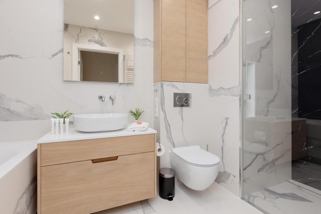 Deluxe Apartment Wronia 45 With Ac, Parking & Balcony By Renters Prestige Варшава Екстер'єр фото