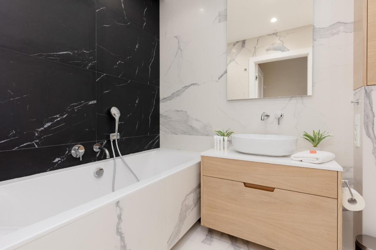 Deluxe Apartment Wronia 45 With Ac, Parking & Balcony By Renters Prestige Варшава Екстер'єр фото